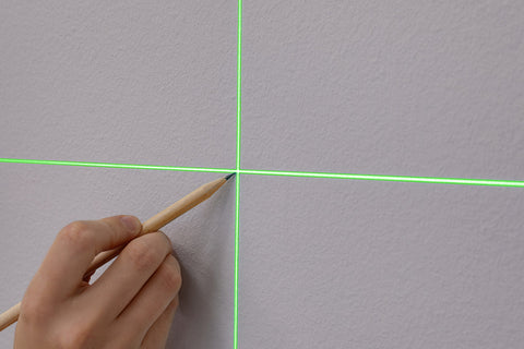 Lézeres szintező, önbeálló keresztvonallézer, piros, 30m, mágneses tartókonzol, 1/4"-os menet, 2db AA elem