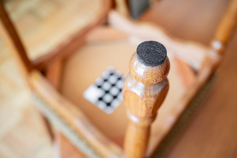 Bútorláb filc készlet, öntapadós, kerek 28mm, barna, 12db, rendelési egység: 10db