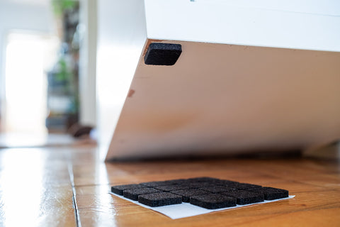 Bútorláb filc készlet, öntapadós, 25x25mm, barna, 16db, rendelési egység: 10db