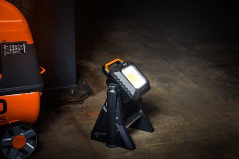 Reflektor, akkus, álló, teleszkópos lábbal, 3000lum