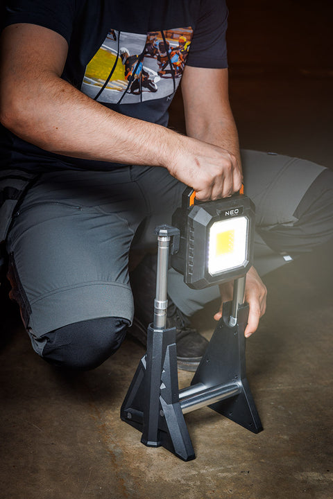 Reflektor, akkus, álló, teleszkópos lábbal, 3000lum