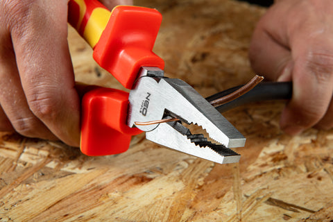 NEO TOOLS 01-220 Kombinált fogó 1000V, szigetelt, 160mm (6"), CrV, polírozott