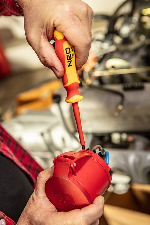 NEO TOOLS 04-140 Csavarhúzó PH 1000V, szigetelt, PH2x6x175mm, S2 acél
