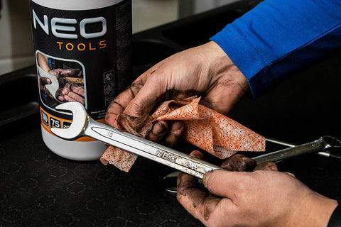 NEO TOOLS 10-408 Kéz-és felülettisztító csiszolókendő, 75 lap, ragasztó, gyanta, szilikon, lakk, festék, poliuretán hab és polimer