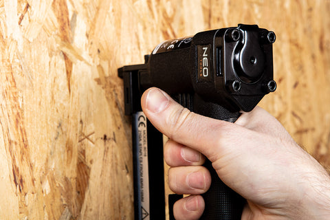 NEO TOOLS 14-631 Tűzőkapocs, horganyzott 90-es tipus, pneumatikus tűzőgéphez (14-570), GA18, 40mm, 4000db