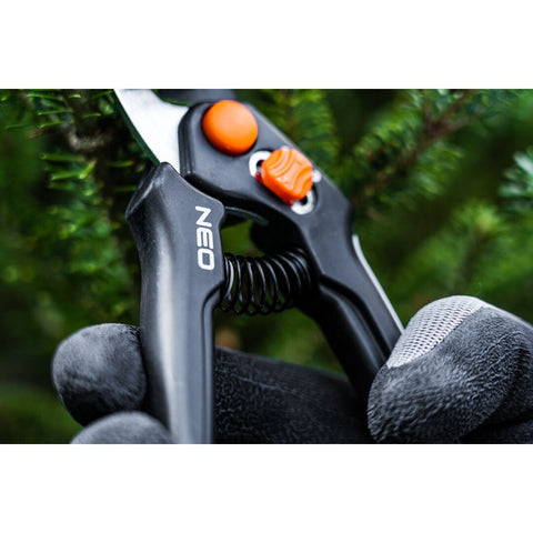 NEO TOOLS 15-200 Metszőolló, mellévágó, max.15mm, teflon bevonat, állítható pengenyílás, 185mm