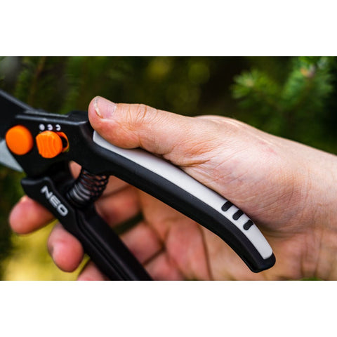 NEO TOOLS 15-200 Metszőolló, mellévágó, max.15mm, teflon bevonat, állítható pengenyílás, 185mm