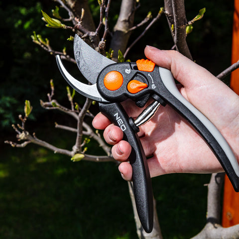 NEO TOOLS 15-202 Metszőolló, mellévágó, max.18mm, teflon bevonat, állítható pengenyílás, 200mm