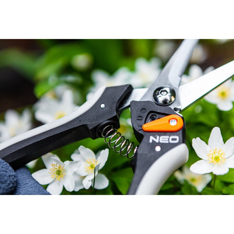 NEO TOOLS 15-208 Szüretelő metszőolló, hegyes, max.6mm, teflon bevonat, 210mm