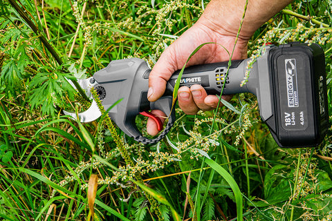GRAPHITE 58G029 Akkus szénkefementes metszőolló, ágvágó, max. 30mm vágás, Energy+ 18V, akku nélkül!!!